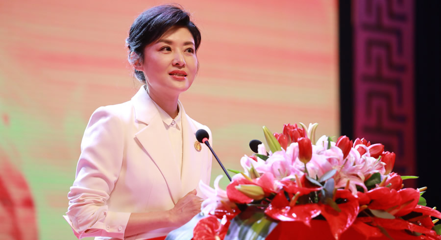 著名主持人周涛