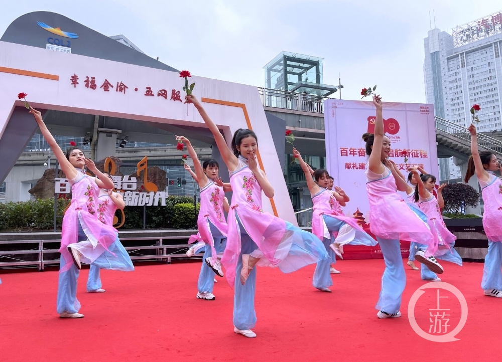 我为群众办实事“百姓大舞台”投用 社区居民举办文艺汇演献礼建党100周年